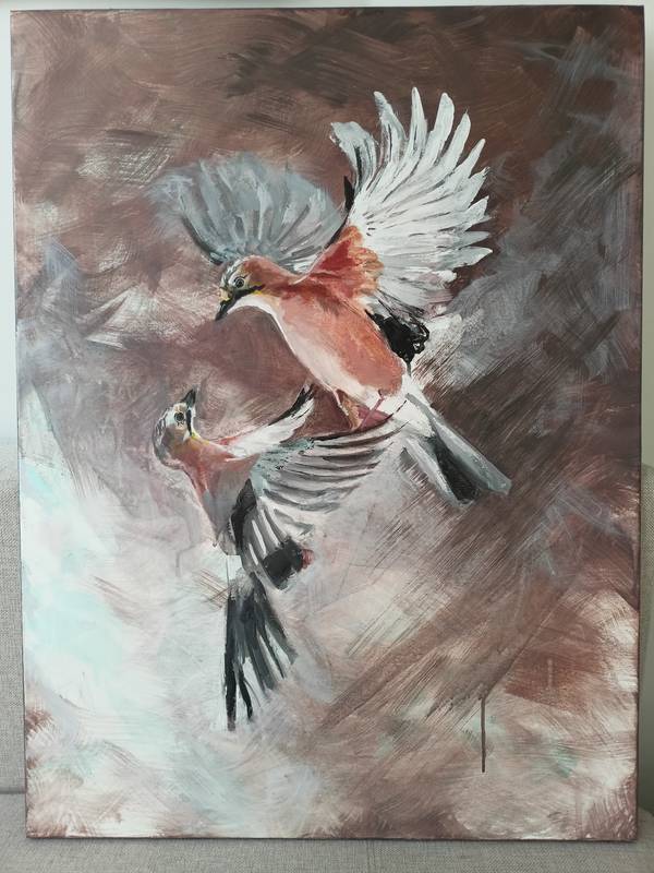 Obraz przedstawia dwa ptaki, jemiołuszki, w locie na abstrakcyjnym tle w odcieniach brązu i szarości. 